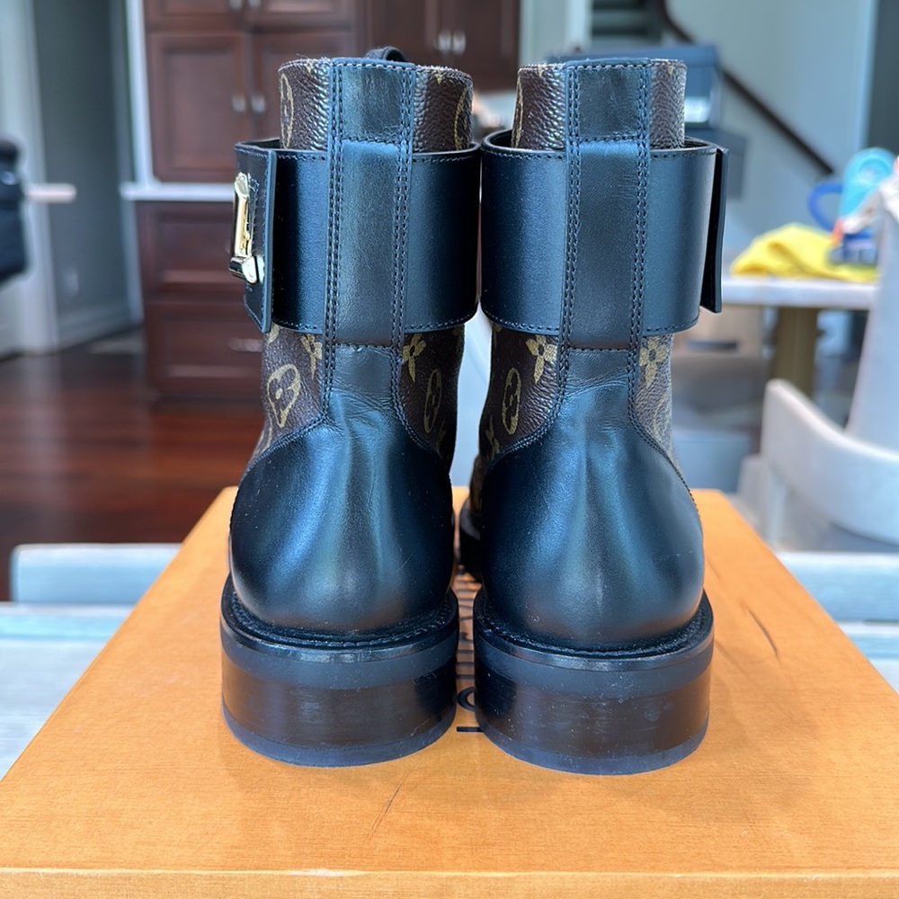 Louis Vuitton Logo Turnlock Booties Size 37.5 - Picture 3 of 7